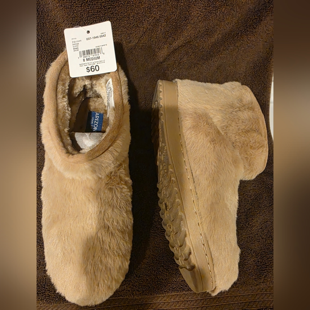 Arizona Jean Company Beige Faux Fur Slippers